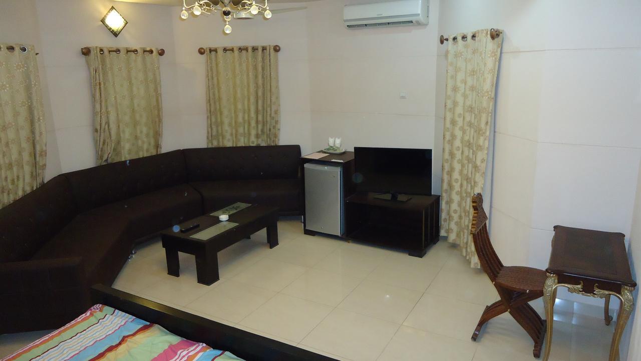 Midway Hotel & Restaurant Sadiqabad Exterior photo