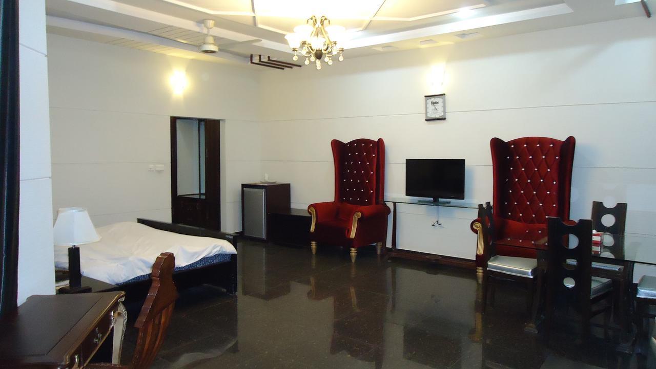 Midway Hotel & Restaurant Sadiqabad Exterior photo