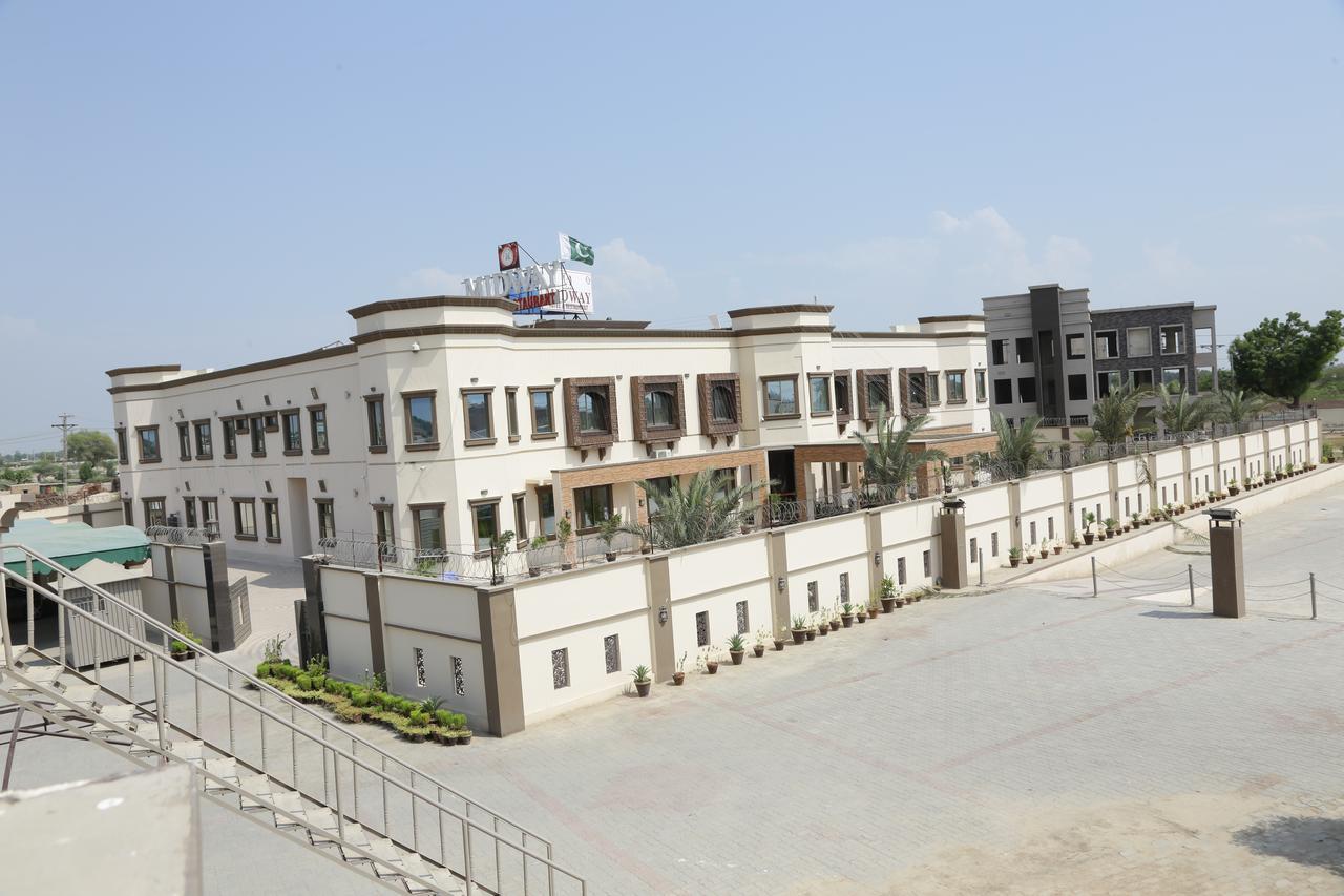 Midway Hotel & Restaurant Sadiqabad Exterior photo