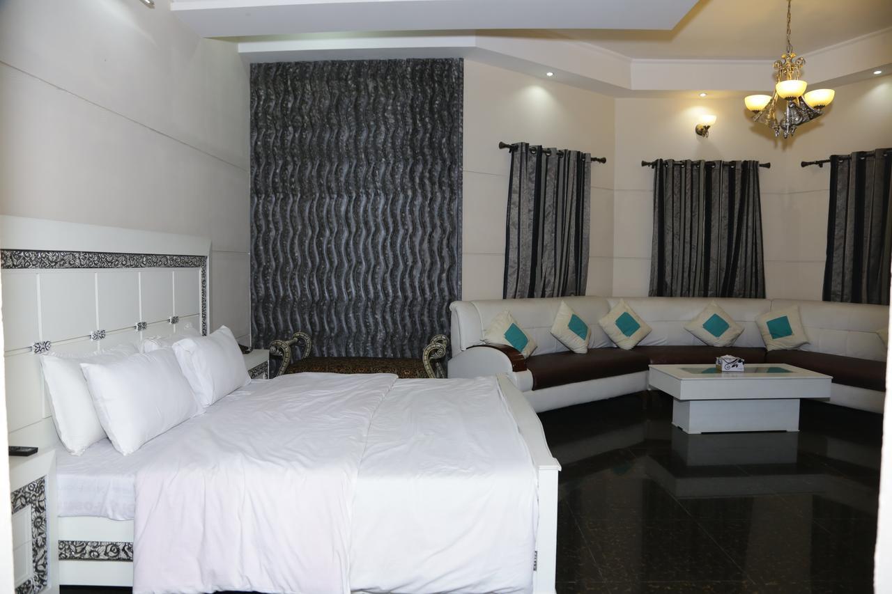 Midway Hotel & Restaurant Sadiqabad Exterior photo